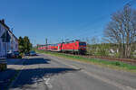 Lediglich der Betriebshof Frankfurt setzt noch mehrere Loks der Baureihe 114 ein, die zu großen Teilen zwischen Frankfurt und Limburg verkehren. 114 018 zog am 22.04.2026 RB 15271 von Limburg nach Frankfurt. In Kürze wird Niederselters erreicht.