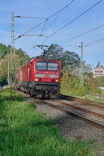 Es gibt nur wenige Möglichkeiten, Züge und den Limburger Dom gemeinsam abzulichten. Unter der Brücke der Autobahn A3 wurde 143 022 am 25.04.2026 mit RB 15255, zusammen mit dem Dom fotografisch verewigt.