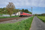 114 013 zog am 25.04.2026 RB 15261 von Limburg nach Frankfurt. In Kürze hält der Zug am Haltepunkt Lindenholzhausen.