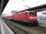 114 023-5 hat den RE3 von Elsterwerda ber Berlin nach Stralsund befrdert und wartet am 22.12.07 im Stralsunder Hbf auf die Rckfahrt gen Elsterwerda.