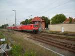 Ein Zug der RegionalExpress Linie 5 von Stralsund nach Falkenberg Elster fhrt in dn Bahnhof Grimmen ein.