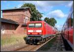 114 002-9 kommt mit RE38308 aus Neustrelitz.