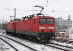 114 101-9 (Umbau aus 143 171 fr 160 km/h) fhrt zusammen mit einer 112er durch den Bahnhof Magdeburg-Neustadt. Fotografiert am 02.02.2010. 