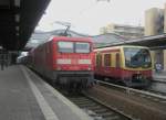 Hier links 114 004 mit einem RE1 von Frankfurt(Oder) nach Brandenburg Hbf. und rechts eine S7 nach Potsdam Hbf., diese beiden Zge standen am 27.2.2010 in Potsdem Hbf.