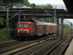 114 037-5 durcheilt mit einem RE 1 den Bahnhof Berlin Wuhlheide, whrend rechts bereit die S-Bahn einfhrt konnte ich noch schnell dn RE 1 festhalten.