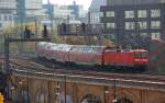 114 008 schiebt am 30.10.10 einen RE ber die Stadtbahn Richtung Ostbahnhof.