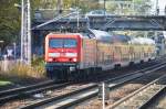 BERLIN, 23.10.2010, 114 032-6 als RE1 nach Frankfurt/Oder auf Vorbeifahrt am S-Bahnhof Wuhlheide