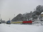 Whrend 114 501-0 am 17. Dezember 2010 einen Messzug ber Gleis 3 durch Kronach schiebt, rangiert V 1202 der Mittelweserbahn ber Gleis 1.