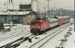 Br 114-040-9 fhrt im Jahre 2001 mit dem RE nach Cottbus in den Schweriner HBF ein .