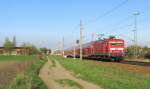 114 031-8 hat am frhen Morgen die Aufgabe einen RE1 nach Eisenhttenstadt zu bringen. Hier sieht man ihn gerade bei der Ausfahrt aus dem Bahnhof von Jacobsdorf (Mark). 20.04.2011