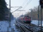 Ein RE160 Wendezug mit 114 038 verlt am 28.1.2006 mit dem RE 1 den Haltepunkt Fangschleuse in Richtung Berlin.