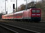 Nachschuss auf 112 116-9 mit einem Flachwagenzug  Typ Halberstadt und als Schublok 114 021-9 durcheilen am 10. Januar 2012 auf dem sdlichen Berliner Auenring Diedersdorf.