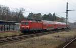 Ein RE nach Dessau durchfuhr am 11.04.12, gefhrt von 114 040, den Hp. Potsdam-Griebnitzsee.