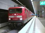 114 020 vor einem Zug der RE4 in Berlin Hauptbahnhof (tief)