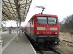E-Lok BR 114 027-6 der DB AG mit einem RE auf dem Wege nach Ludwigsfelde, Wismar Bf, [07.03.2010]