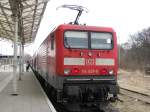 BR 114 027-6 der DB AG mit einem RE auf dem Wege nach Ludwigsfelde, Wismar Bf, [07.03.2010]