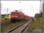 114 004 startet mit RE38320 nach Stralsund. Falkenberg/E. , 09.09.06. Im Hintergrund abgestellt: 189 995 die von Railion angemietet ist.