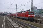 114 013 zieht am 20.01.2014 einen DoSto-Regionalexpress aus den Hauptbahnhof Kassel in Richtung Frankfurt.