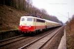 Hoch glänzend, weil frisch lackiert, ist am 19.3.1988 um 11.46 Uhr die 114437 mit dem D 231 im Einschnitt bei Vehrte nach Bremen unterwegs.