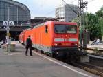 BR114 003 mit ihrem RE der Linie 1 (Hamburg - Rostock) im Hamburger Hbf. Der RE mute ein paar Minuten lnger auf seine Abfahrt warten, da er als Anschluzug diente und sich die Zubringer mal wieder verspteten! (23.06.03)