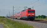 Wegen des Sachsen-Anhalt-Tages in Köthen wurden die RE der Linie Halle(S)-Magdeburg-Uelzen mit einem Verstärkerwagen gefahren. Am 31.05.15 durcheilt 114 032 Braschwitz Richtung Köthen. 