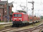 Am 10.05.2014 hielt die 114 003 von DB Regio Nordost, planmäßig mit Ihrem RE 18512 in Grimmen, um weiter in Richtung Stralsund zu fahren. Die 114er sind in der Region Nordost, insbesondere auf der RE 5 (Stralsund-Falkenberg(Elster)) sowie auf der RE 3 (Stralsund-Elsterwerda) rar geworden, und daher freue ich mich immer wieder noch eine der Maschinen zu erwischen.  