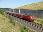 DB Regio 114 028 als RE50 mit Doppelstockwagen am 18.08.16 bei Neuhof (Kreis Fulda) auf der KBS615