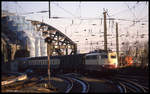 114491 verläßt hier am 30.11.1989 um 15.06 Uhr mit einer bunten Garnitur die Hohenzollernbrücke in Köln und fährt in den Hauptbahnhof ein.