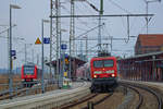 Zwei Regionalzüge in Pasewalk an den Bahnsteigen, wobei der RE 3 wegen Bauarbeiten bloß bis Berlin Lichtenberg fährt.