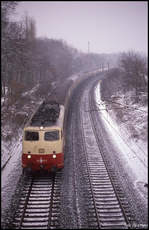 114487 ist hier am 13.2.1991 um 15.19 mit dem D 1034 nach Köln am Ortsrand von Hasbergen in Richtung Münster unterwegs.