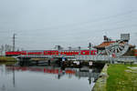 Der aus Stralsund kommende RE3 nach Berlin passiert gerade die Eisenbahnbrücke in Anklam.
