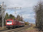 Der Ersatzzug UEF31377 fährt auf der Glückauf-Bahn als RB 46 in NRW von Gelsenkirchen nach Bochum. 
Gezogen von der WFL-Lok 112 024 (91 80 6114 024-3 D-WFL), die sich wieder im DR-Look zeigt.
Die Lok war 1991 bei LEW in Hennigsdorf gebaut und an die damals noch existierende DR ausgeliefert worden. Nach der Vereinigung der deutschen Bahnen war sie dann zuerst als DB-112 024 unterwegs. Später wurde sie zur DB-114 024. Nachdem sie bei der DB abgestellt wurde, kam sie zu WFL. Ihre NVR-Nummer behielt sie, nur das Halterkürzel hat sich natürlich geändert.

2022-02-24 Bochum-Riemke