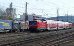 DB 114 038 mit dem RE 4593 von Frankfurt (M) Hbf nach Bebra, am 11.04.2022 in Bad Hersfeld. Am Zugschluss hängt die DB 114 033.