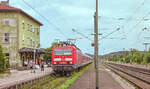 143 088 fuhr am wolkenverhangenen 21.9.05 mit einem RE nach Stuttgart in Dombühl ab.
