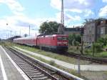114 014 fährt am 16.09.04 mit irhem RE nach Wismar in den Bahnhof Königs Wusterhausen ein.