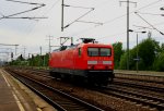 114 037 DB kommt als Lokzug aus Richtung Potsdam und fährt durch Berlin-Flughafen-Schönefeld und fährt in Richtung Berlin-Zoo bei Sonne und Wolken am 18.5.2012.