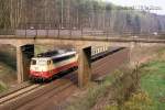114496 mit E 3386 nach Osnabrück am 24.4.1988 um 16.10 Uhr unter der alten Straßenbrücke im Einschnitt zwischen Ostercappeln und Vehrte.