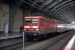 Mit RE1 nach Eisenhüttenstadt legte BR 114 030-0 im Sommer 2002 einen kleinen Stopp in Berlin Ostbahnhof en.