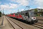 Durchfahrt am 25.08.2015 von 115 509-2  80 Jahre Auto im Zug  mit dem Pbz 2460 (München Pasing Pbf - Frankfurt (Main) Hbf), in dem an diesem Tag die Stuttgarter 111 167-3 und zwei Dosto´s