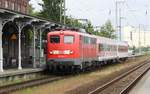 Mit Trumeraugen: 115 114-1 mit zwei Personenwagen aus dem SSM Mukran auf dem Weg nach Sden - Anklam durch am 12.06.2019 - mein Standort Bahnsteig an Gleis 1