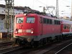 Die 115 152-1 steht hier im Dsseldorfer Hauptbahnhof. Hinter ihr war eine Reihe unterschiedlichster Wagen zu sehen. Das Foto stammt vom 27.07.2007