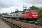 115 154-7 zieht am 09.08.07 einen italienischen Fernzug an den Durchfahrgleisen des Bahnhofs Mnchen-Pasing vorbei.