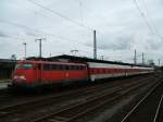 Bei so einem Wetter Urlaubsstimmung?  Trotzdem wartet die BR 115 327-9 mit dem UEx 41315 nach Narbonne  auf Gleis 26 in Dortmund Hbf.