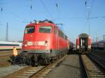 115 459-0 mit Autozug nach Villach ,kurzes Gesprch unter den Lokfhrern,bevor es los geht.(18.11.2008)