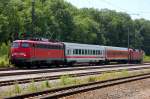 115 307-1 zieht PbZ 2411 am 11. Juli Richtung Mnchen. Ein IC-, ein n-Wagen und eine BR 120 ihre Fracht, Ausfahrt Neuoffingen Richtung Offingen, KBS 980. 