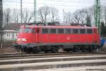 Die 115 336-0 hat am 19.03.09 soeben einen Zug aus verschiedenen Wagen fr´s AW nach Augsburg gezogen und rangiert nun im Augsburger Bahnhof noch einen zustzlichen Waggon hinzu.