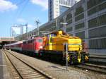 115 366-0 mit AZ 13347 nach Alessandria in Dsseldorf Hbf. angekommen, wird von der Diesellok Nr.70 der Stadt Monheim zu den fertig beladenen Autowagen stromlos auf dem rechten Nebengleis rangiert.(19.04.2009)