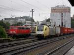 Die ES 64 U2-006 am 16.05.2009 mit einem Containerzug bei der Durchfahrt in Mnchen Ost und die 115 323 wartet auf Arbeit.