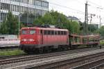 115 198 ist mit einem Autotransportwagen Richtung Hbf unterwegs, aufgenommen am 02.06.2009 am Heimeranplatz in Mnchen.