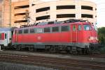 Die 115 509-2 setzt mit ihrem Autozug zurck, um weitere Autozugwaggons anzukoppeln, aufgenommen am 14.10.2009 in Dsseldorf HBF im letzten Licht